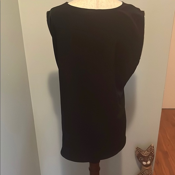 Express Black Sleeveless Top - Picture 3 of 4
